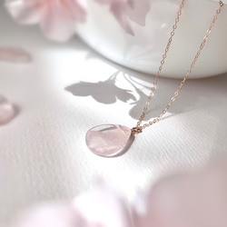 《14kgf》ローズクォーツの桜の花びら シンプル ネックレス/金属アレルギー対応/誕生石/入卒式 ハレの日 お花見 1枚目の画像