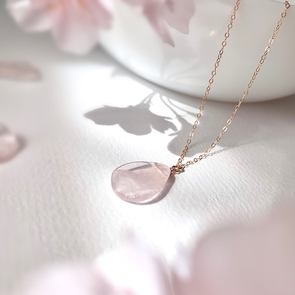 14kgf》ローズクォーツの桜の花びら シンプル ネックレス/金属