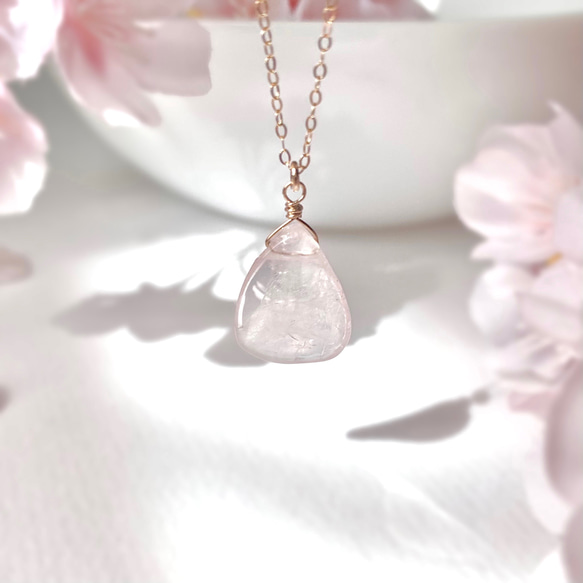 《14kgf》ローズクォーツの桜の花びら シンプル ネックレス/金属アレルギー対応/誕生石/入卒式 ハレの日 お花見 2枚目の画像