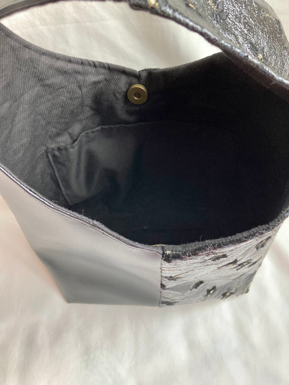 軽量ラウンドバッグ　刺繍入り 日本製フェイクレザー　ミニサイズバッグ　長財布も入る　ワンハンドルバッグ 11枚目の画像