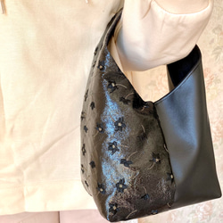 軽量ラウンドバッグ　刺繍入り 日本製フェイクレザー　ミニサイズバッグ　長財布も入る　ワンハンドルバッグ 3枚目の画像