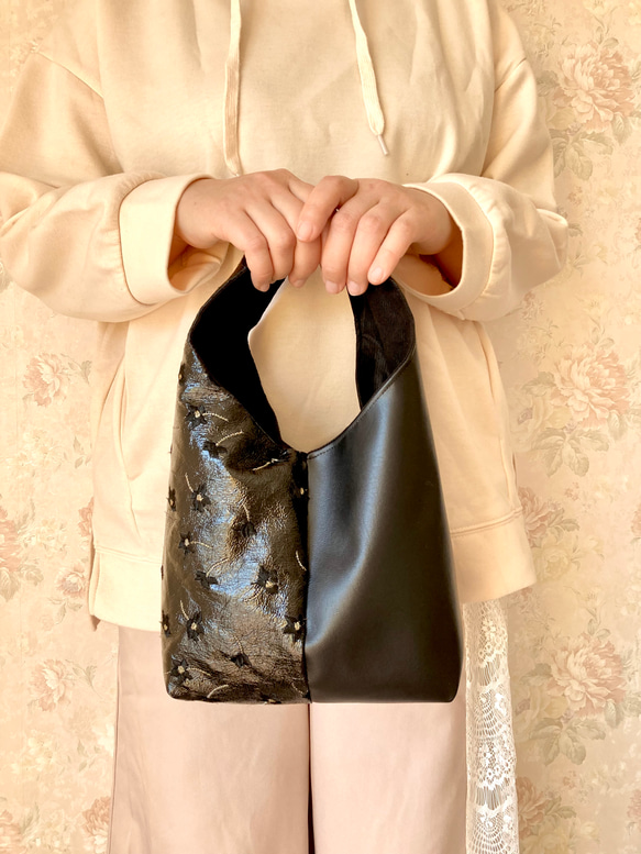 軽量ラウンドバッグ　刺繍入り 日本製フェイクレザー　ミニサイズバッグ　長財布も入る　ワンハンドルバッグ 1枚目の画像