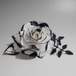 花簪　薔薇・バラ（黒＆白）髪飾り 1枚目の画像