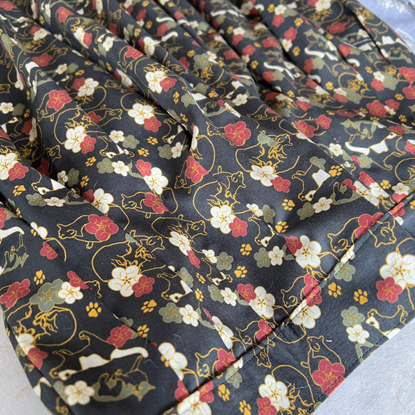 【猫和柄】すっきりシルエットのタックスカート(猫と梅の花)　ウエストゴム　ギャザースカート　ロングスカート　裏地無 3枚目の画像