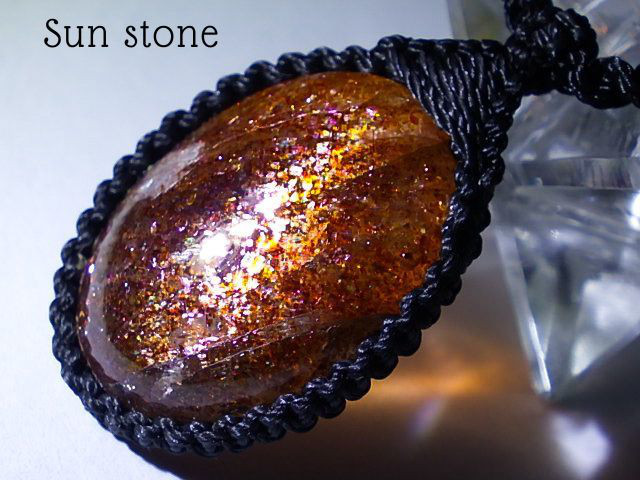 ★眩くフラッシュ！★マイカサンストーン33ct★天然石太陽石ネックレス★手編みペンダント★淡水パールルビークリスタルビー