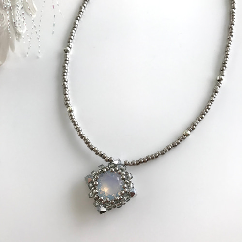 スクエア モチーフ クリスタルガラスの 一連ネックレス シルバー色