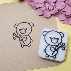 消しゴムはんこ　万年筆くまさんとお花 プレゼントを運ぶくまさん 消しゴムはんこ はんこ・スタンプ Akihanko