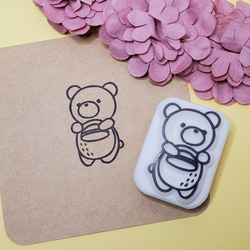 プレゼントを運ぶくまさん 消しゴムはんこ はんこ・スタンプ Akihanko