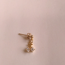 白色貝殼和櫻桃鋯石不對稱耳環 第3張的照片