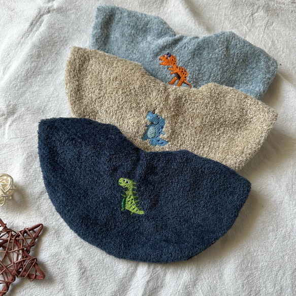 再販可能＊ふかふか刺繍スタイ＊きょうりゅう＊