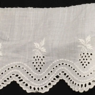 アンティーク カットワーク刺繍いちご模様（No.2340-1）