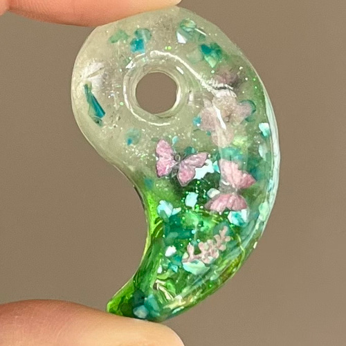 新緑の微笑み 勾玉 オルゴナイト ペンダントヘッド ネックレス レジン