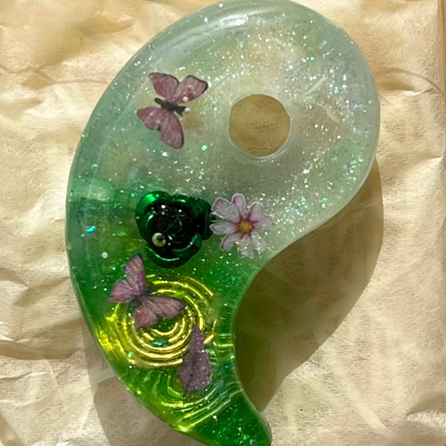 新緑の微笑み 勾玉 オルゴナイト ペンダントヘッド ネックレス レジン