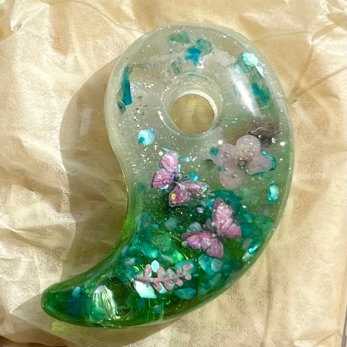 新緑の微笑み 勾玉 オルゴナイト ペンダントヘッド ネックレス レジン