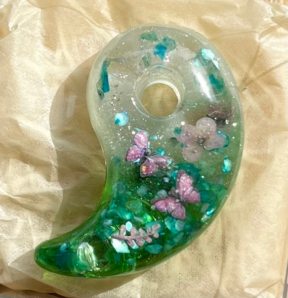 新緑の微笑み 勾玉 オルゴナイト ペンダントヘッド ネックレス レジン アート 5枚目の画像