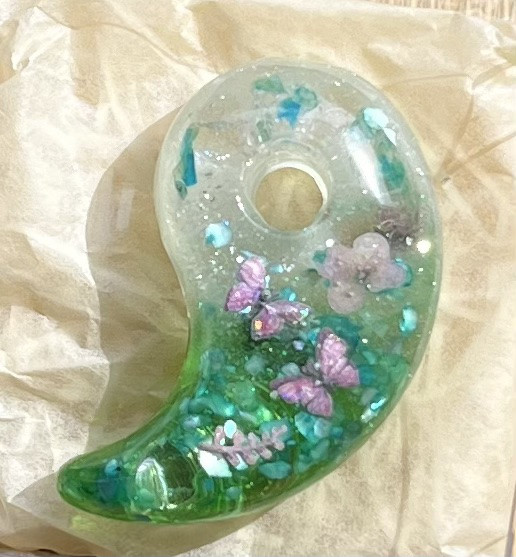 新緑の微笑み 勾玉 オルゴナイト ペンダントヘッド ネックレス レジン アート