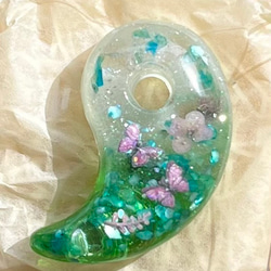 新緑の微笑み 勾玉 オルゴナイト ペンダントヘッド ネックレス レジン