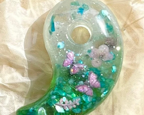 勾玉オルゴナイトペンダント 新緑の微笑み 勾玉 オルゴナイト ペンダントヘッド ネックレス レジン
