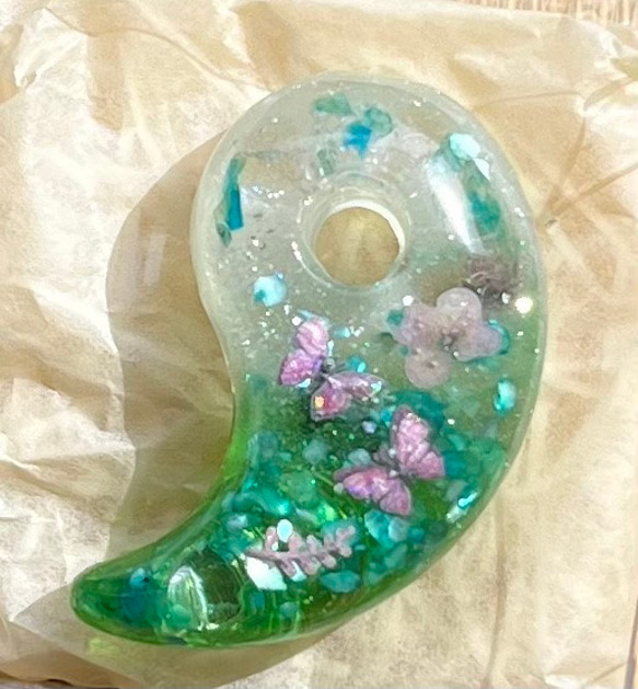 新緑の微笑み 勾玉 オルゴナイト ペンダントヘッド ネックレス レジン