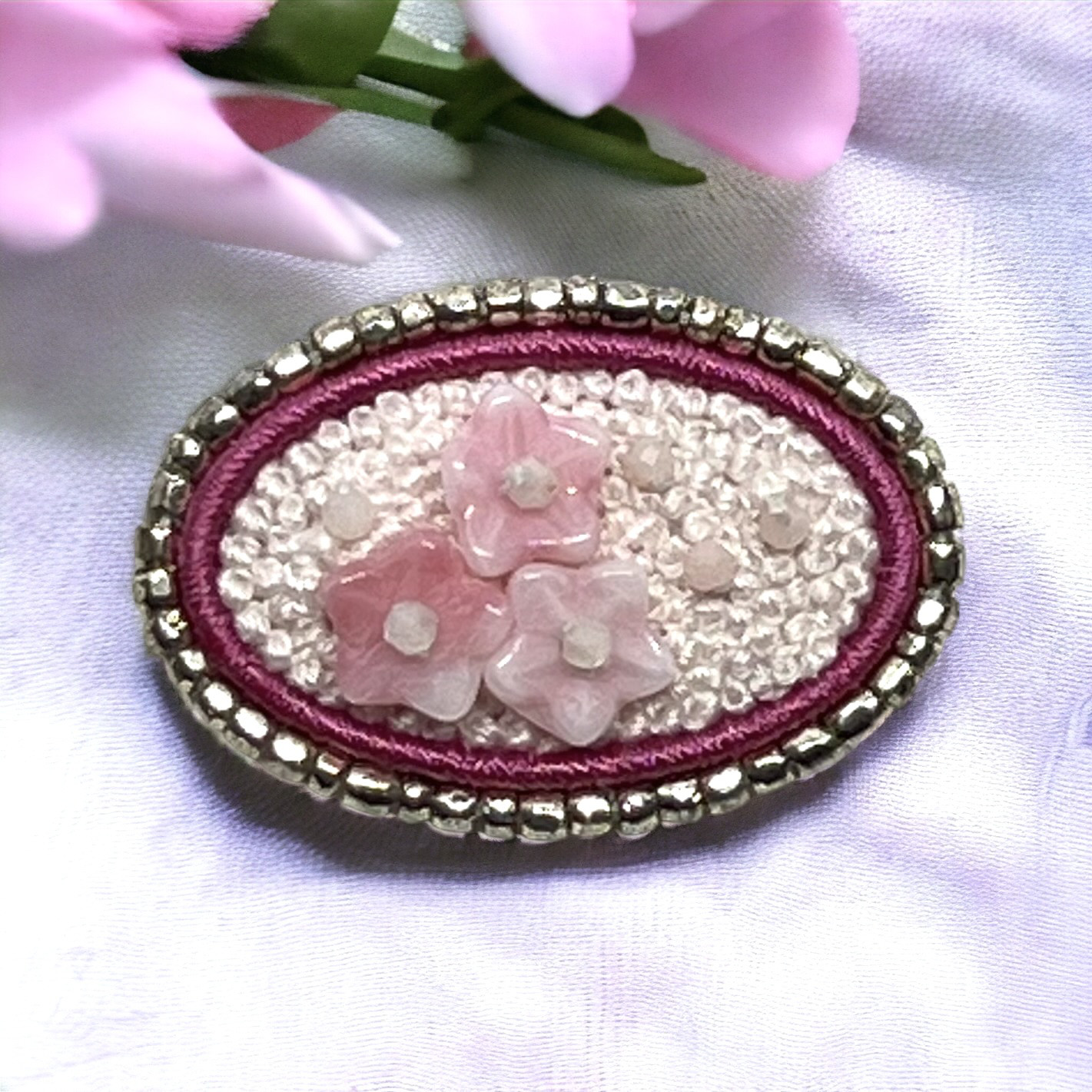 桜色のミニ刺繍ブローチ　l-bbzi003bro　★アートアクセサリー★