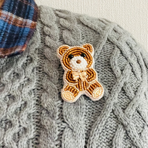 ビーズ刺繍のブローチ・くまのぬいぐるみ ブローチ Little Plum