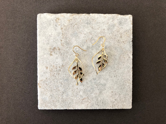 【No.67】王族だけが触れる葉　サージカルステンレス使用　イヤリングにも対応　ピアス　イヤリング 1枚目の画像