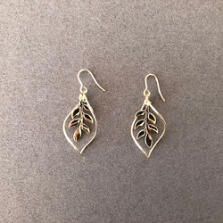 【No.67】王族だけが触れる葉　サージカルステンレス使用　イヤリングにも対応　ピアス　イヤリング 3枚目の画像