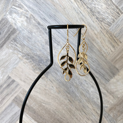 【No.67】王族だけが触れる葉　サージカルステンレス使用　イヤリングにも対応　ピアス　イヤリング 2枚目の画像