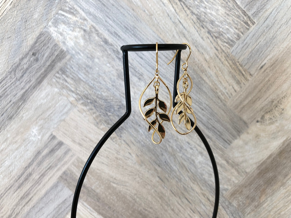 【No.67】王族だけが触れる葉　サージカルステンレス使用　イヤリングにも対応　ピアス　イヤリング 2枚目の画像