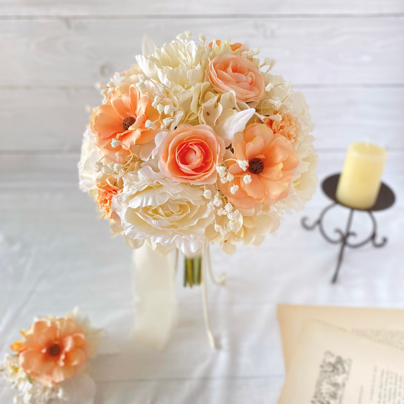 オレンジ&オフホワイトラナンキュラスの ラウンド クラッチ ブーケ（造花・ウェディング・結婚式・前撮り・フォト） 2枚目の画像