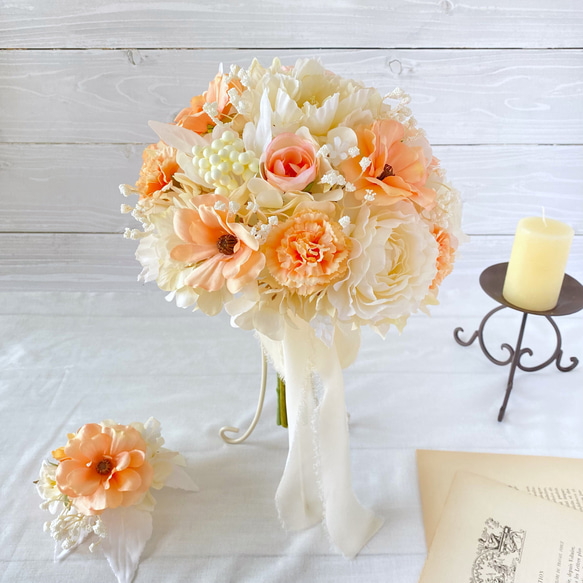 オレンジ&オフホワイトラナンキュラスの ラウンド クラッチ ブーケ（造花・ウェディング・結婚式・前撮り・フォト） 7枚目の画像