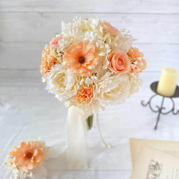 オレンジ&オフホワイトラナンキュラスの ラウンド クラッチ ブーケ（造花・ウェディング・結婚式・前撮り・フォト） 8枚目の画像