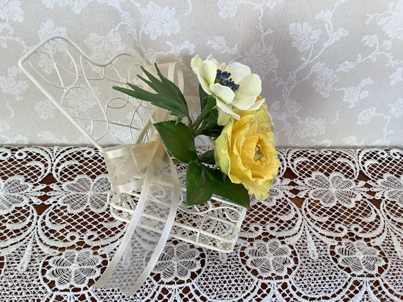 黄色いバラとアネモネを白いワイヤーピアノに飾って 5枚目の画像