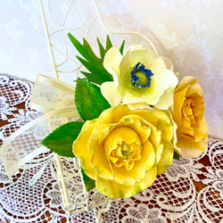 黄色いバラとアネモネを白いワイヤーピアノに飾って 2枚目の画像
