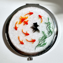 金魚　コンパクトミラー　両面鏡　（琉金 赤1匹、出目金 1匹、和金6匹） 1枚目の画像