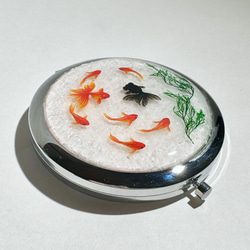 金魚　コンパクトミラー　両面鏡　（琉金 赤1匹、出目金 1匹、和金6匹） 4枚目の画像