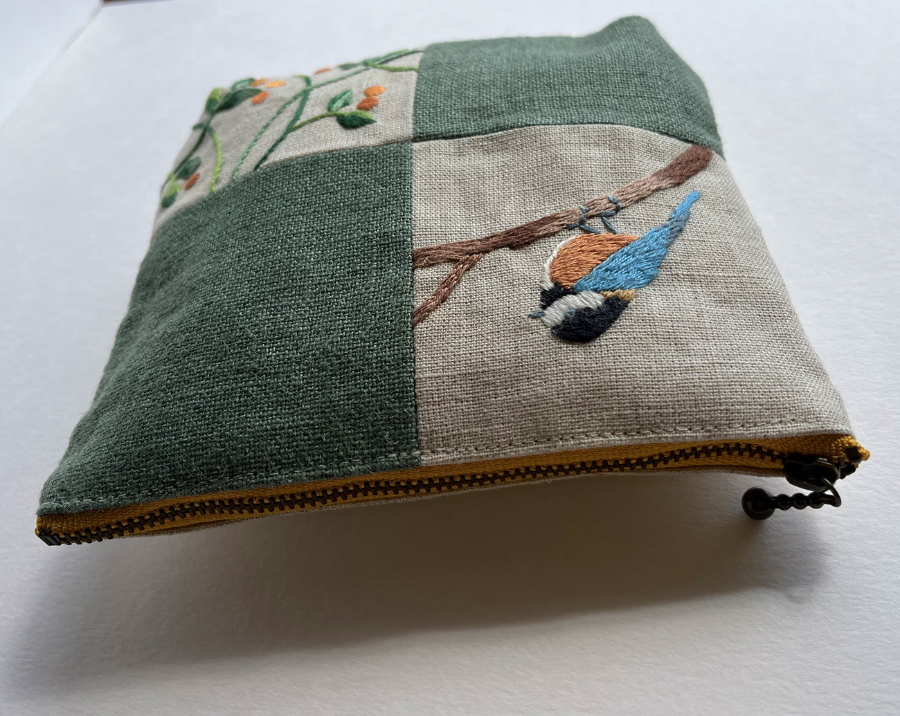 ヤマガラとオレンジの実の刺繍ポーチ
