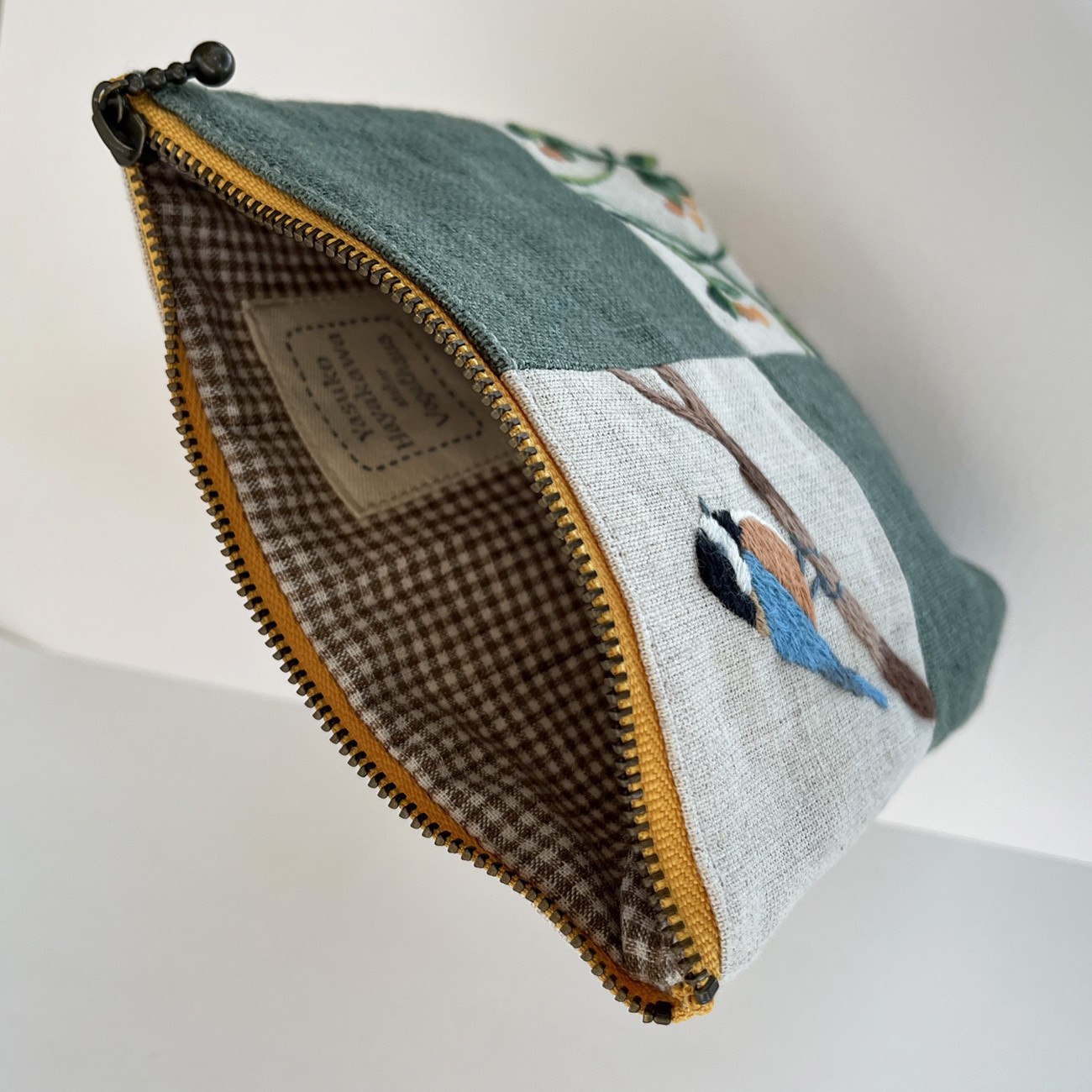 ヤマガラとオレンジの実の刺繍ポーチ