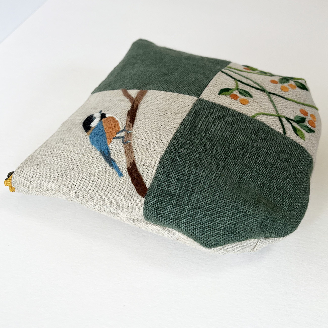 ヤマガラとオレンジの実の刺繍ポーチ
