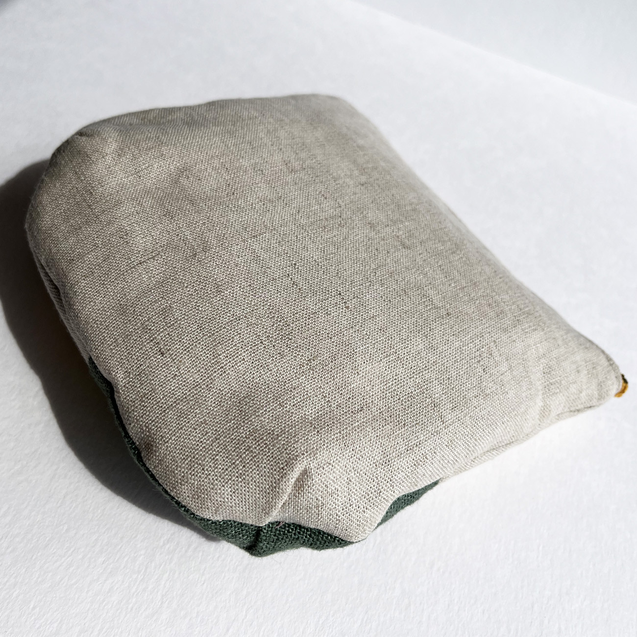 ヤマガラとオレンジの実の刺繍ポーチ