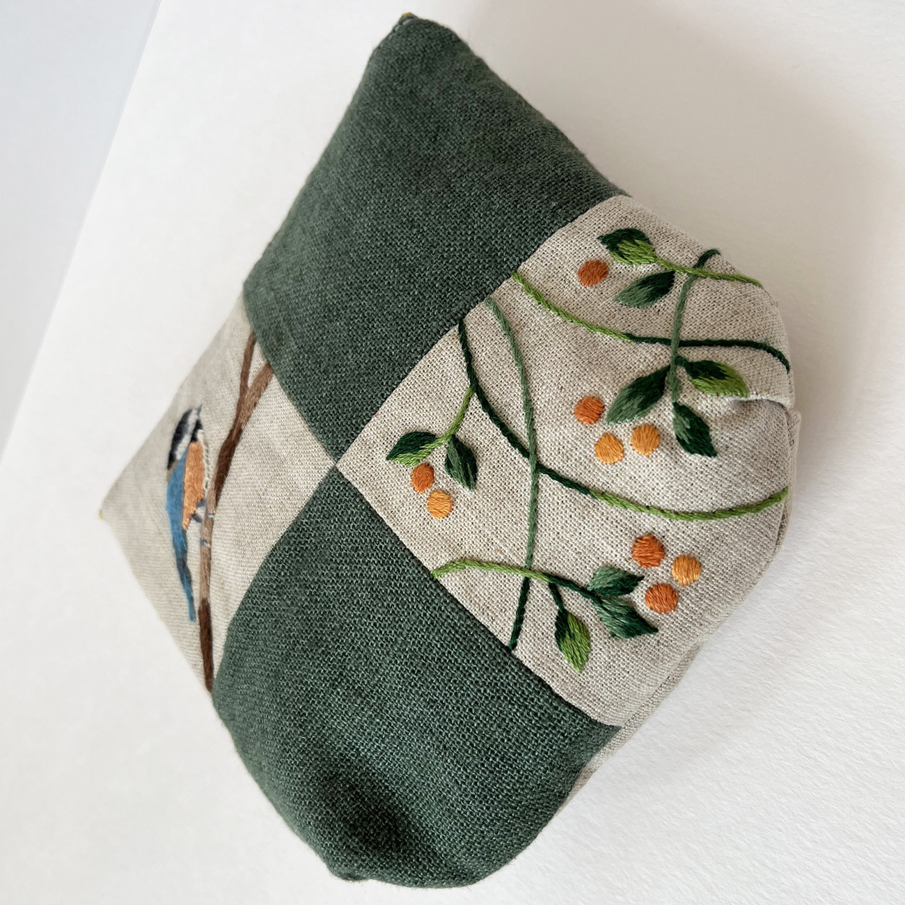 ヤマガラとオレンジの実の刺繍ポーチ