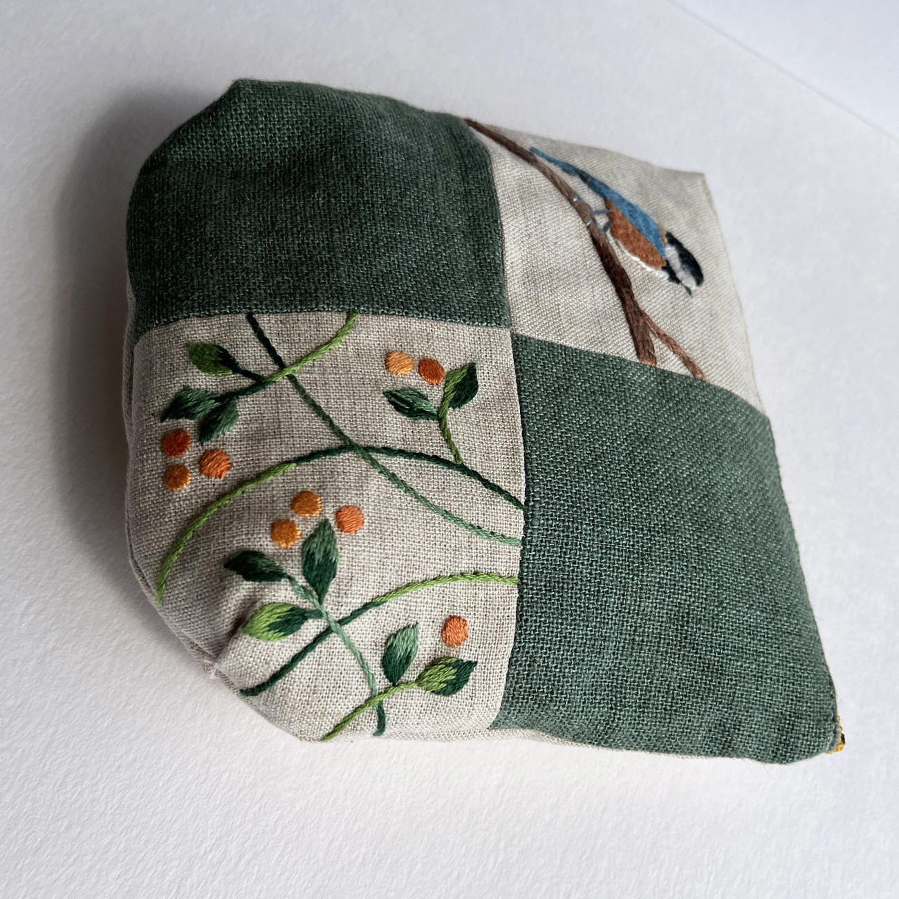ヤマガラとオレンジの実の刺繍ポーチ