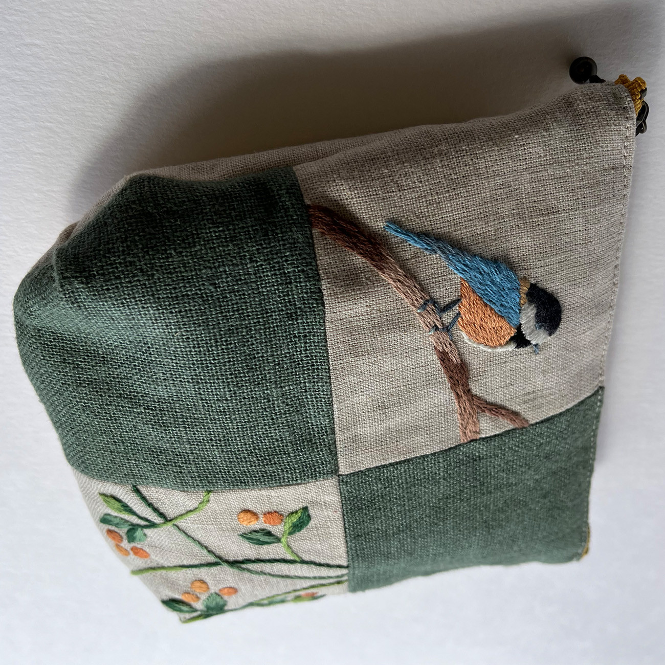 ヤマガラとオレンジの実の刺繍ポーチ