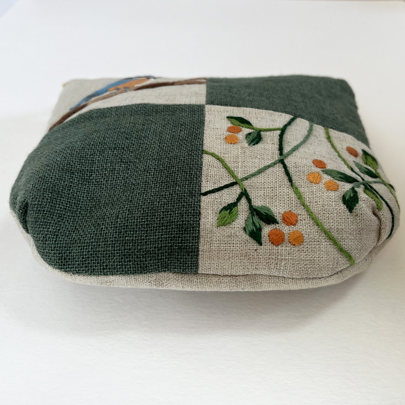 ヤマガラとオレンジの実の刺繍ポーチ