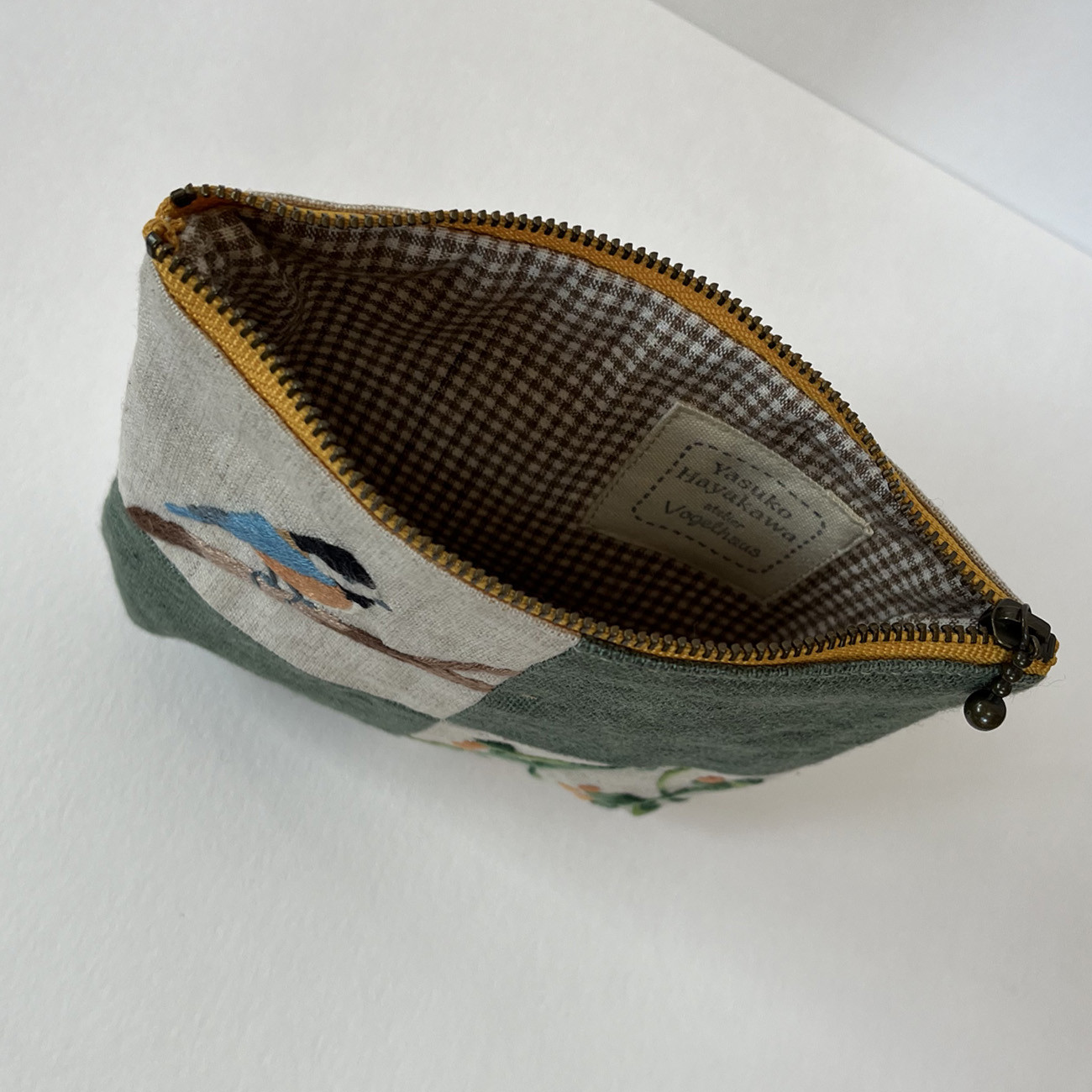 ヤマガラとオレンジの実の刺繍ポーチ