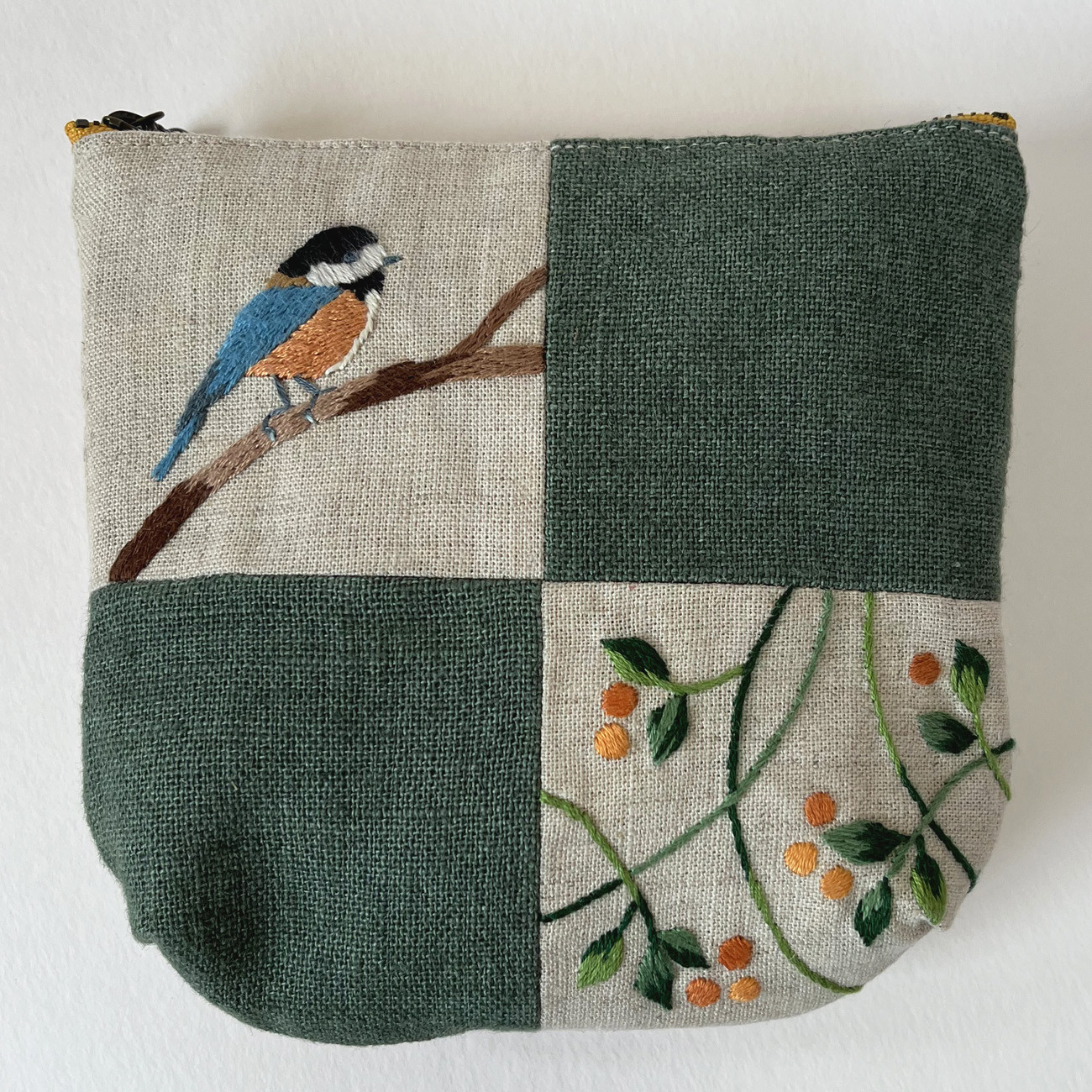 ヤマガラとオレンジの実の刺繍ポーチ