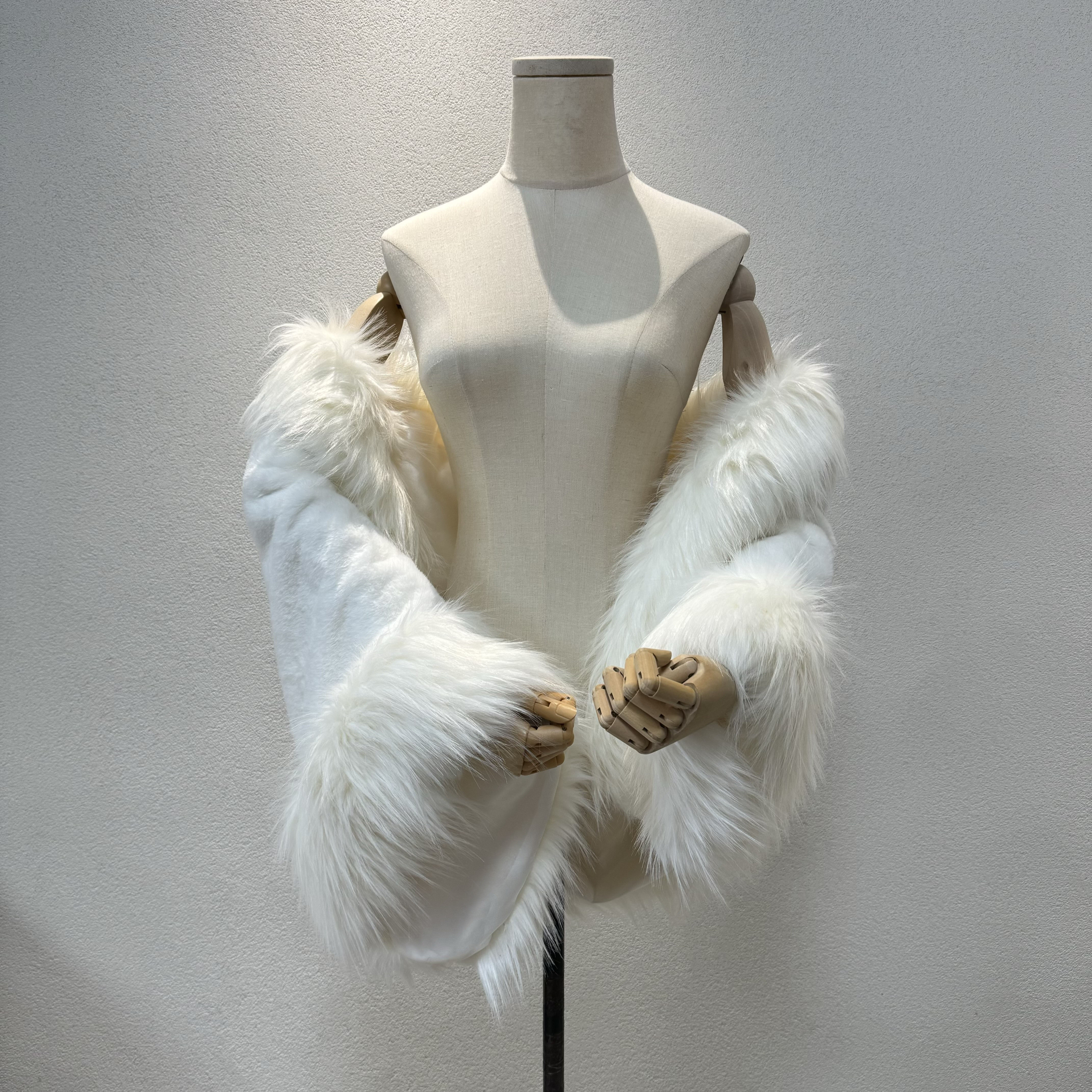 冬婚/春婚婚にぴったり！ふわふわケープ　取り外し可能　オフショルダー　可愛いポンチョ　オフホワイト挙式ウェディングドレス