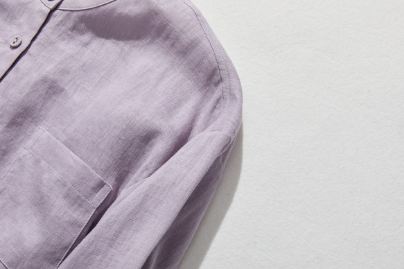 簡潔精緻的亞麻襯衫，100%亞麻布料製成。長袖，紫色。產品編號：240316-2 第3張的照片