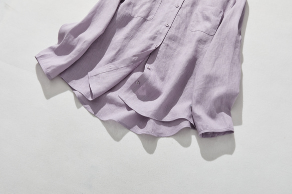 簡潔精緻的亞麻襯衫，100%亞麻布料製成。長袖，紫色。產品編號：240316-2 第4張的照片