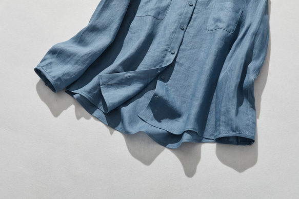 清潔感ある大人のリネンシャツ　リネン100％　長袖　灰みのある青色　240316-4 4枚目の画像